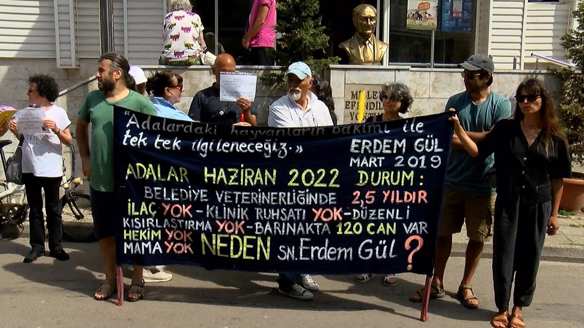 Adalar Belediyesi önünde hayvanseverlerden eylem