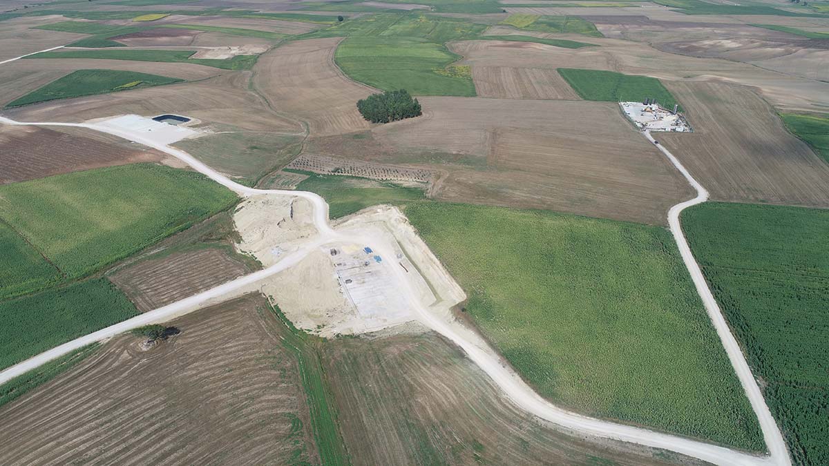 Adana'da 2 kuyuda petrol çıkarma çalışmaları