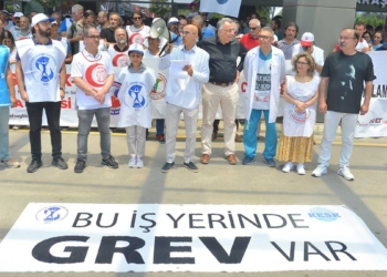 Adana'da doktorlardan iş bırakma eylemi