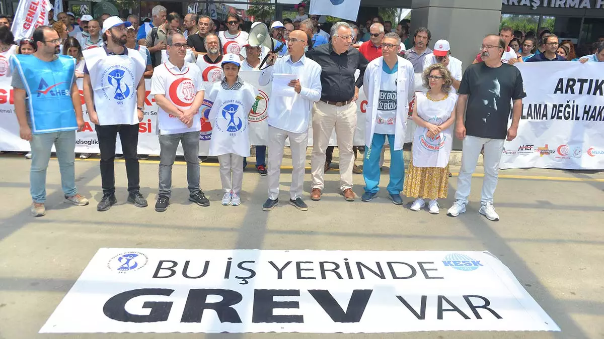 Adana'da doktorlardan iş bırakma eylemi