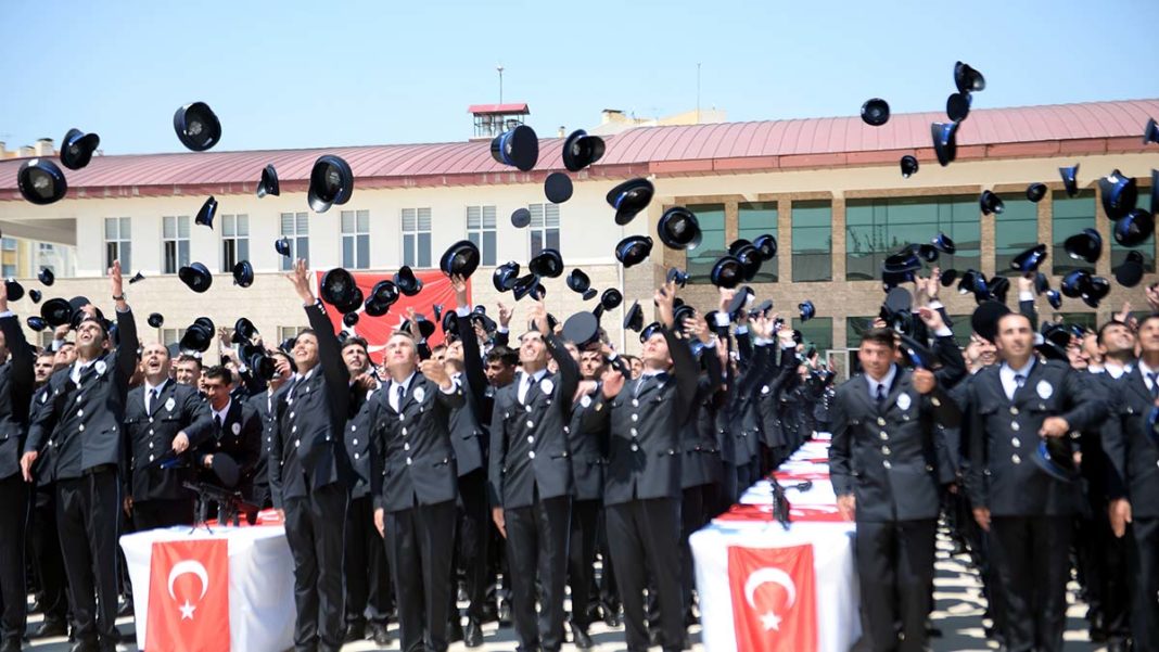 Adana'da polis adaylarının mezuniyet heyecanı
