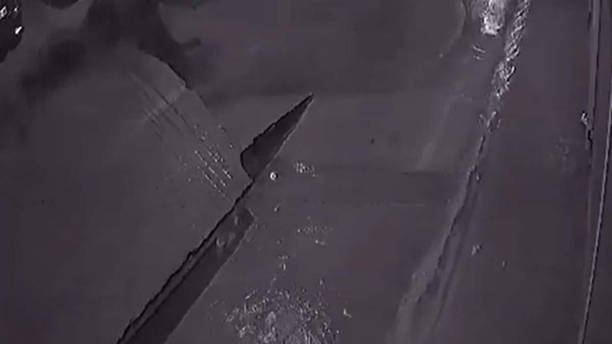 Adana'da su borusu patladı, yol yarıldı