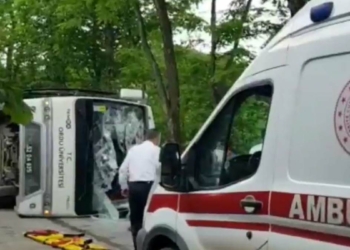 Akademisyenlerin midibüsü devrildi: Dekan öldü