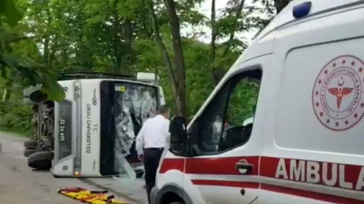 Akademisyenlerin midibüsü devrildi: Dekan öldü