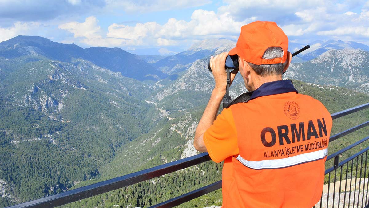 Alanya'da 3 ayrı noktada orman yangını çıkarıldı