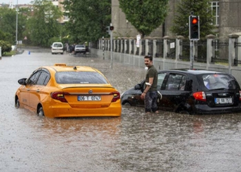 Ankara'da sağanak; ev ve iş yerlerini su bastı