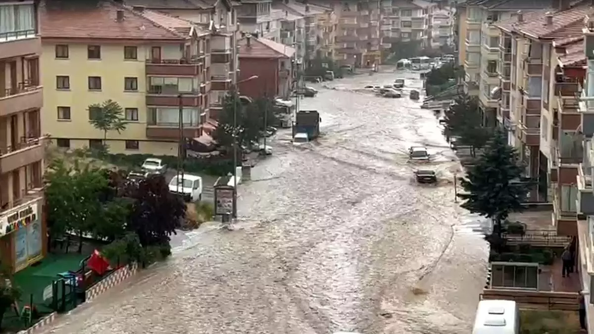 Ankara'da şiddetli yağmur; yollar göle döndü
