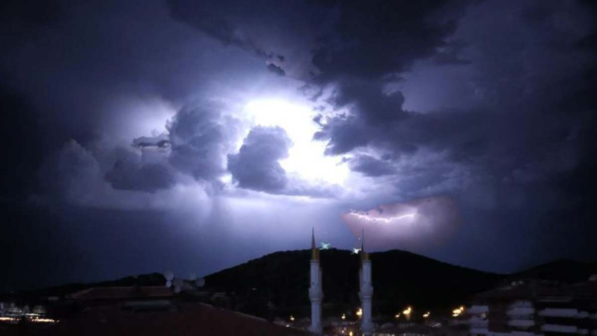 Ankara'da şimşekler gökyüzünü aydınlattı