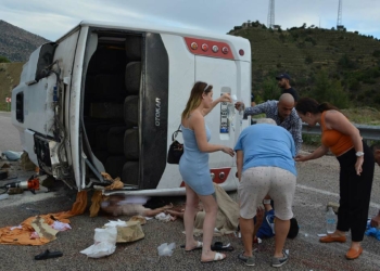 Antalya'da tur midibüs devrildi; 1 ölü 23 yaralı