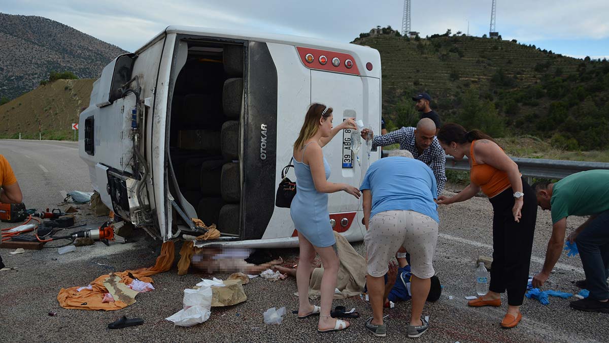 Antalya'da tur midibüs devrildi; 1 ölü 23 yaralı