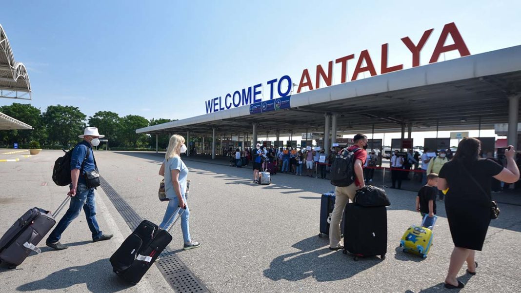 Antalya'ya uçakla gelen turist sayısı 3 milyonu aştı