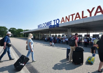 Antalya'ya uçakla gelen turist sayısı 3 milyonu aştı
