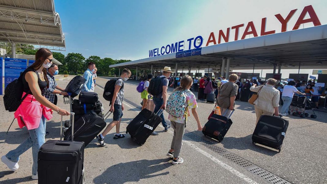 Antalya'ya uçakla gelen turist sayısında rekor
