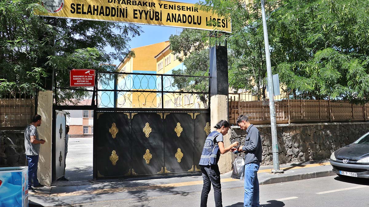 Arkadaşında unuttuğu kimliği polis getirdi