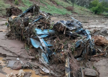 Aydın'da sağanak; araç hurdaya döndü