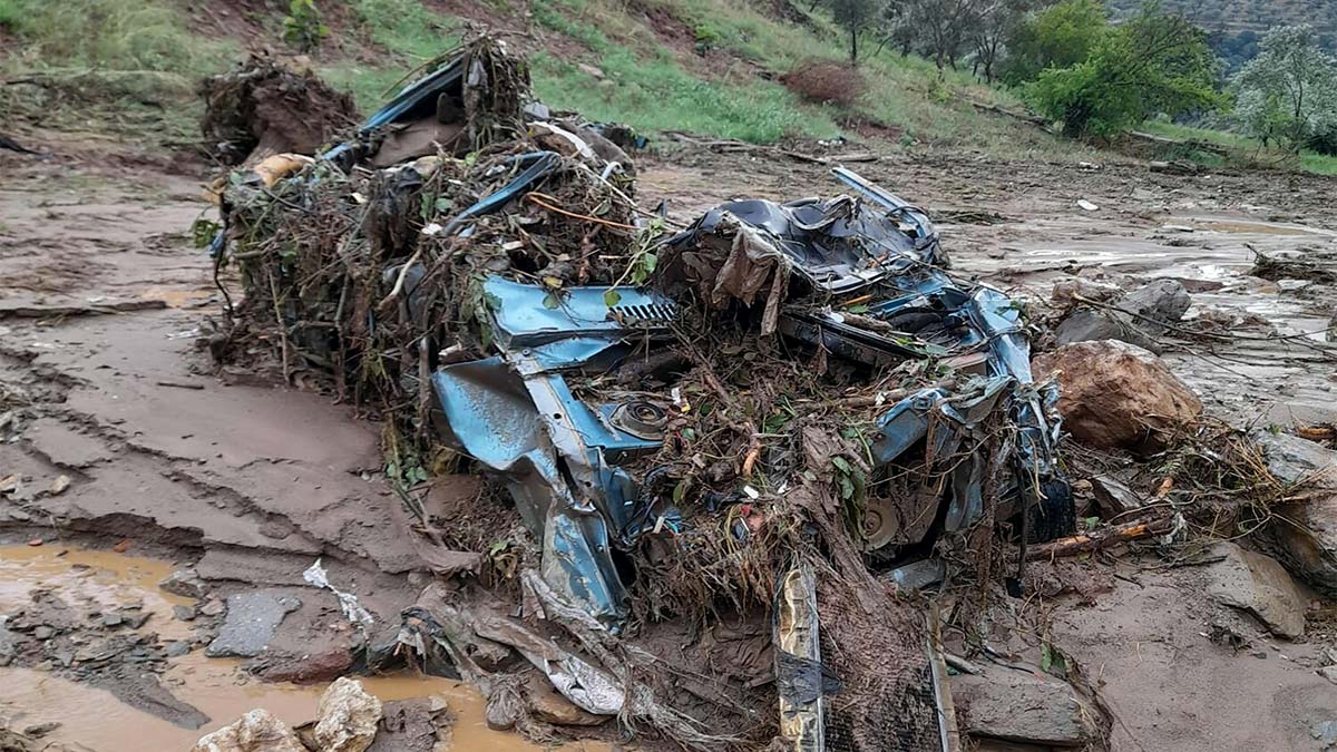 Aydın'da sağanak; araç hurdaya döndü