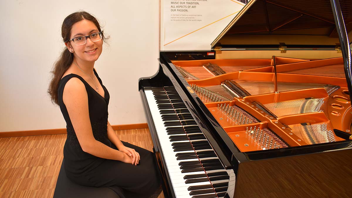 15 yaşındaki genç piyanist ayşe cemre ağırgöl, yeteneği ile türkiye’yi gururlandırmaya devam ediyor.