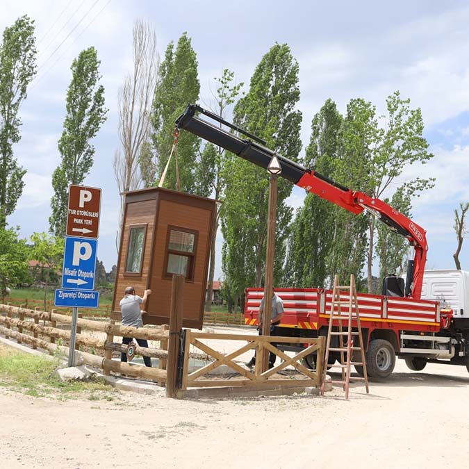 Eskişehir Büyükşehir Belediyesi Yazılıkaya'da kamp yapmak isteyenler için alan oluşturarak ücretsiz olarak hizmete açtı. Bölge girişine bir de güvenlik noktası oluşturuldu.