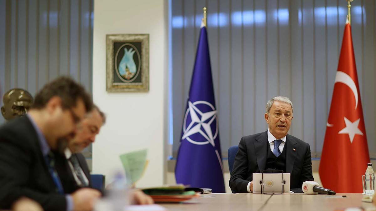 Bakan Akar Brüksel'de basın açıklaması yaptı