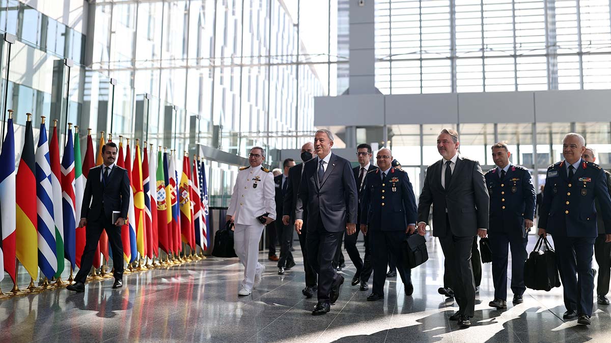 Bakan Akar, NATO Karargahı'na geldi