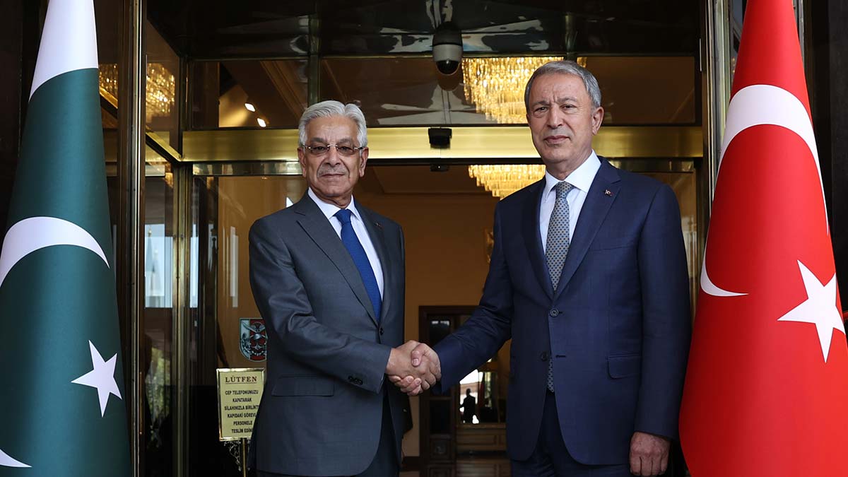 Bakan Akar, Pakistan Savunma Bakanı ile görüştü
