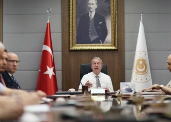Bakan Akar komutanlarla toplantı yaptı
