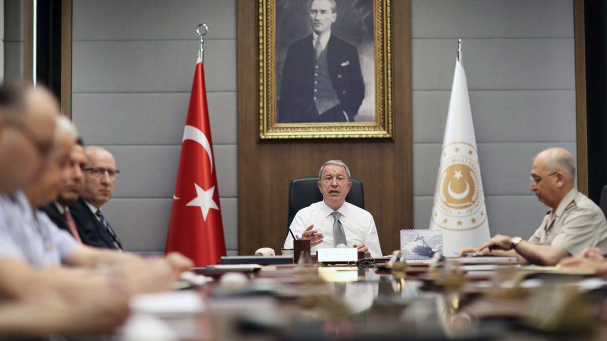 Bakan Akar komutanlarla toplantı yaptı