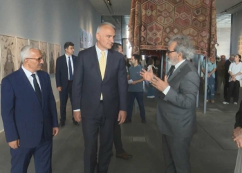 Bakan Ersoy Ayağımdaki Diken sergisine katıldı