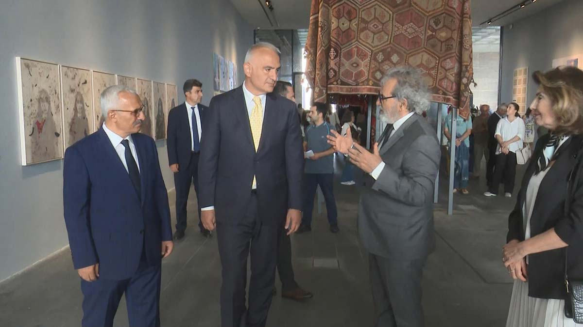 Bakan Ersoy Ayağımdaki Diken sergisine katıldı