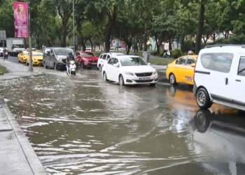 Balat'ta yağmur sonrası yol göle döndü