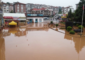Bartın Irmağı yükseldi; 135 evi su bastı