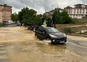 Bartın'da sağanak; evleri su bastı