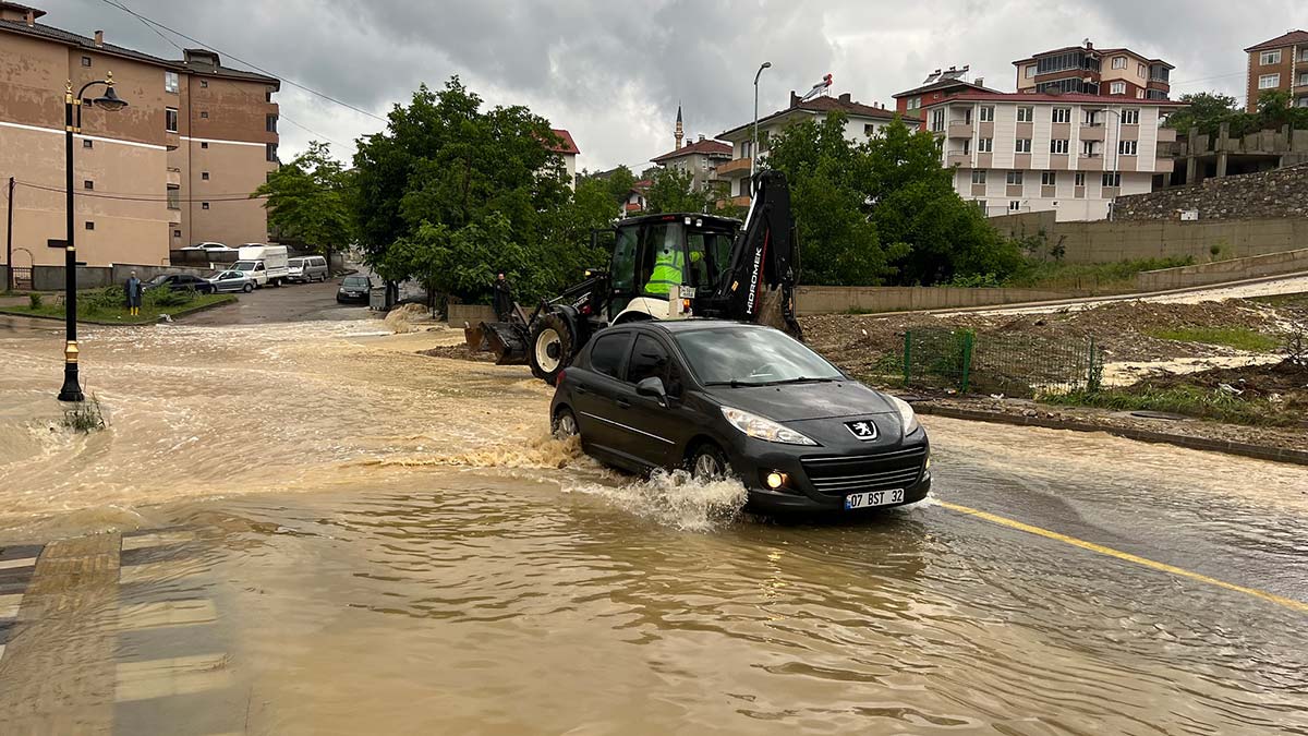 Bartın'da sağanak; evleri su bastı