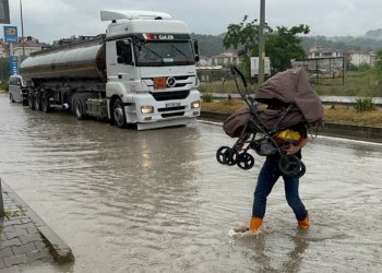Bartın'da yağmur; yollar su altında kaldı