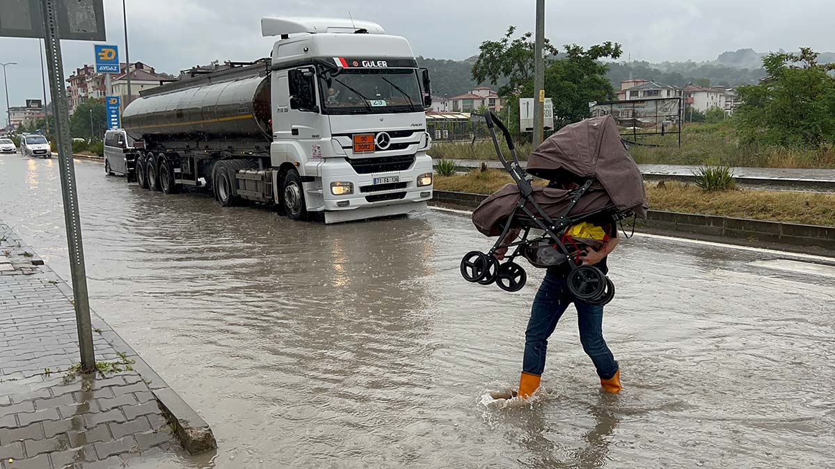 Bartın'da yağmur; yollar su altında kaldı