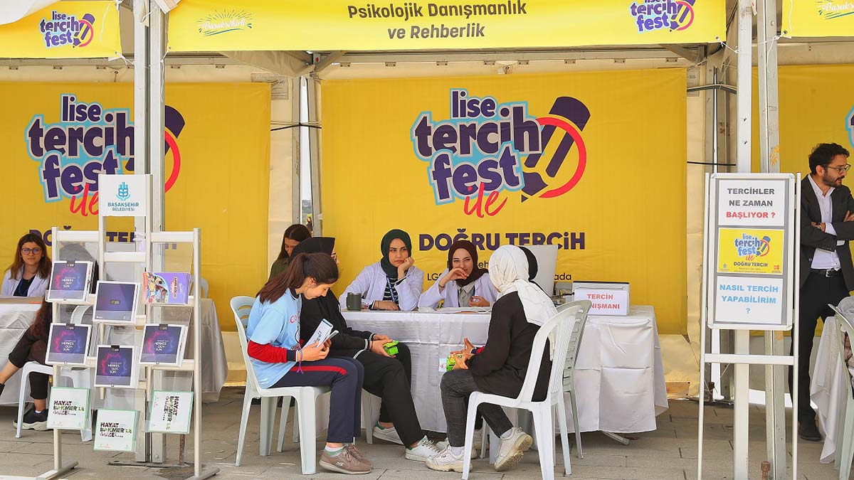 Başakşehir'de LGS tercih stantları kuruldu