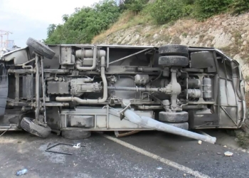 Başakşehir'de servis minibüsü devrildi; 6 yaralı