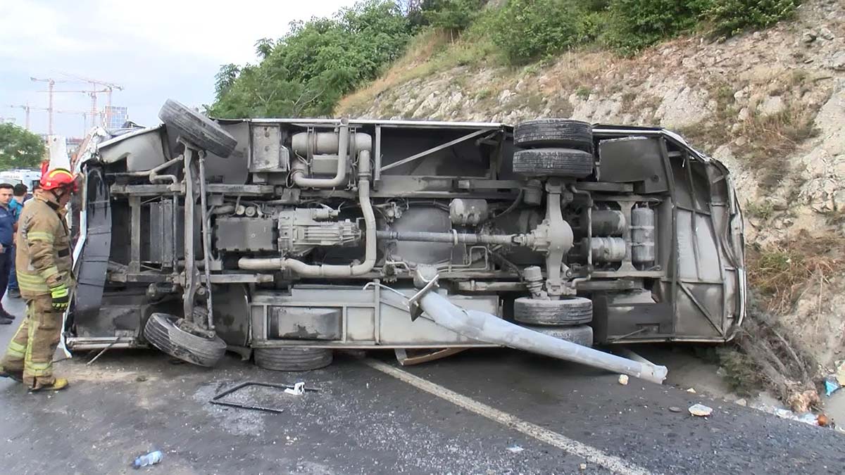 Başakşehir'de servis minibüsü devrildi; 6 yaralı