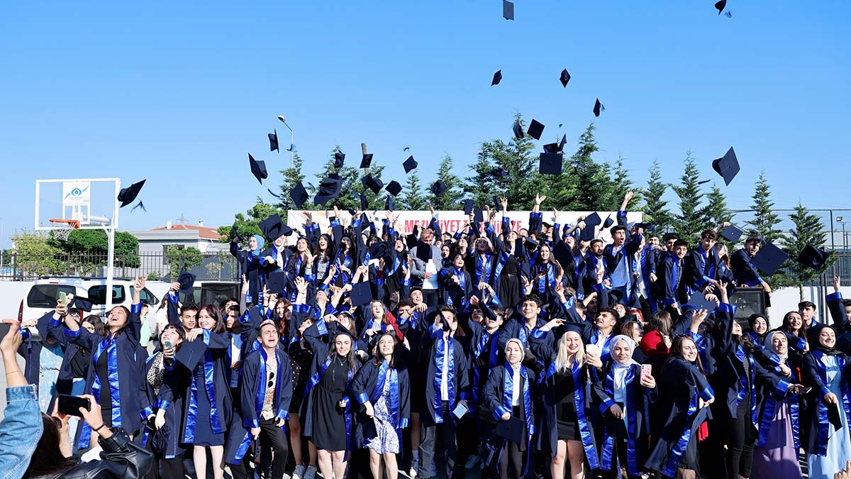 Başkan Dursun, mezuniyet törenlerine katıldı