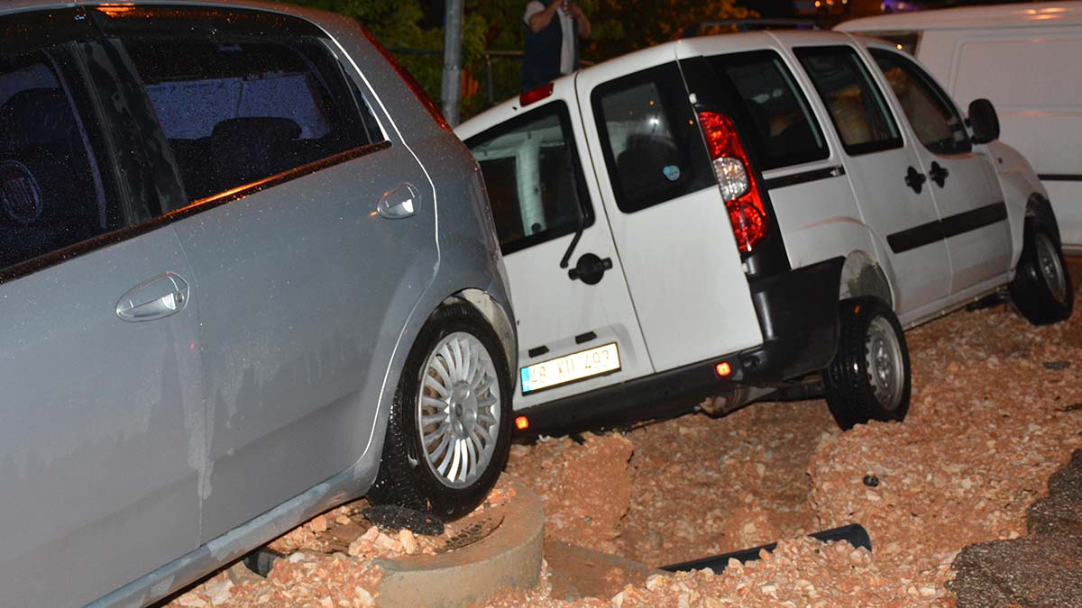 Bilecik'te sağanak; 4 araç hasar gördü