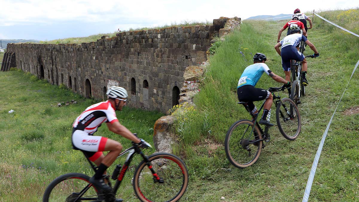 Bisikletçilerden 'Ciğer açma' antrenman yarışı