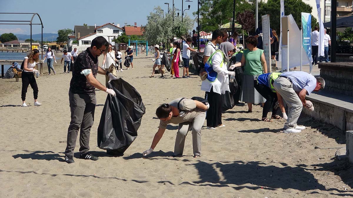 Çanakkale sahillerinde çöp temizliği