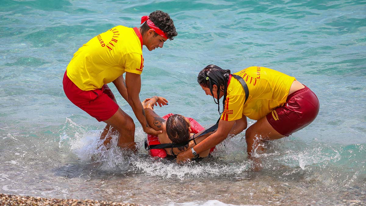 Cankurtaranlar profesyonel yüzücülerden şikayetçi