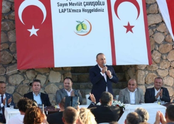 Çavuşoğlu KKTC Lapta'da vatandaşlarla buluştu