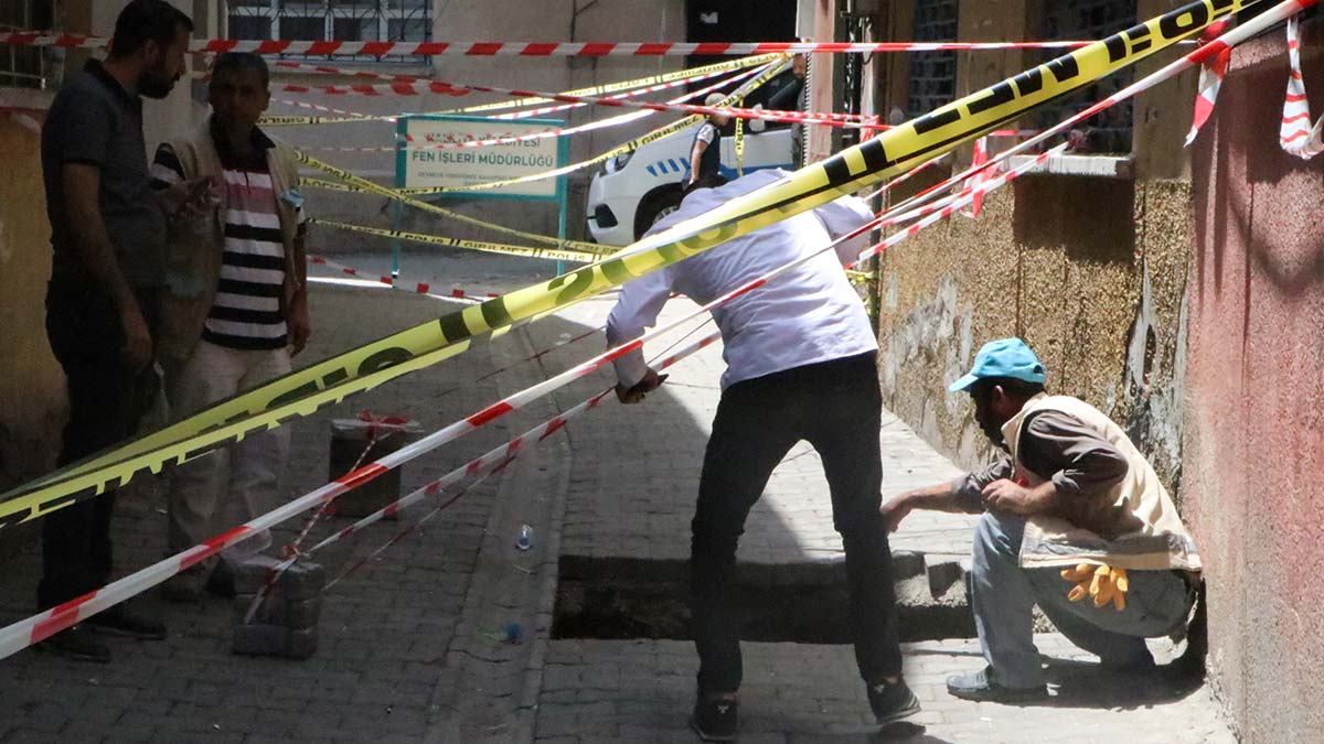 Çöken yolun altında tarihi tünel çıktı