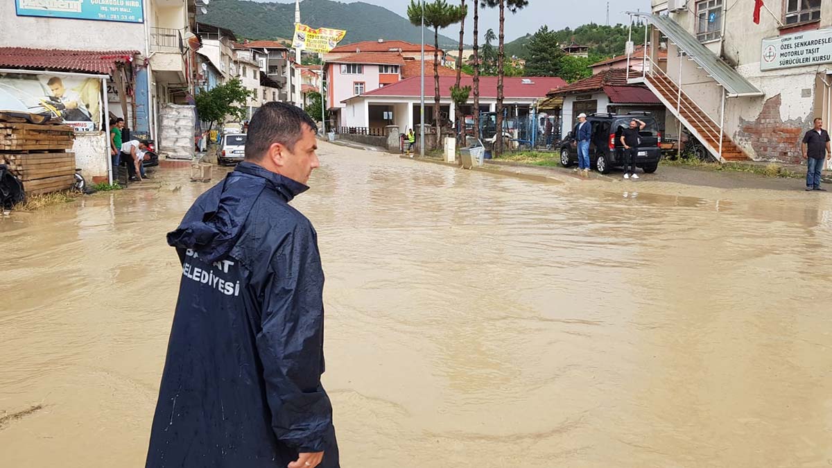 Çorum'da sağanak: 10 evi su bastı