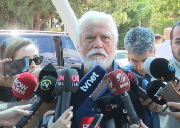 Cüneyt Arkın'ın sevenleri hastaneye geliyor