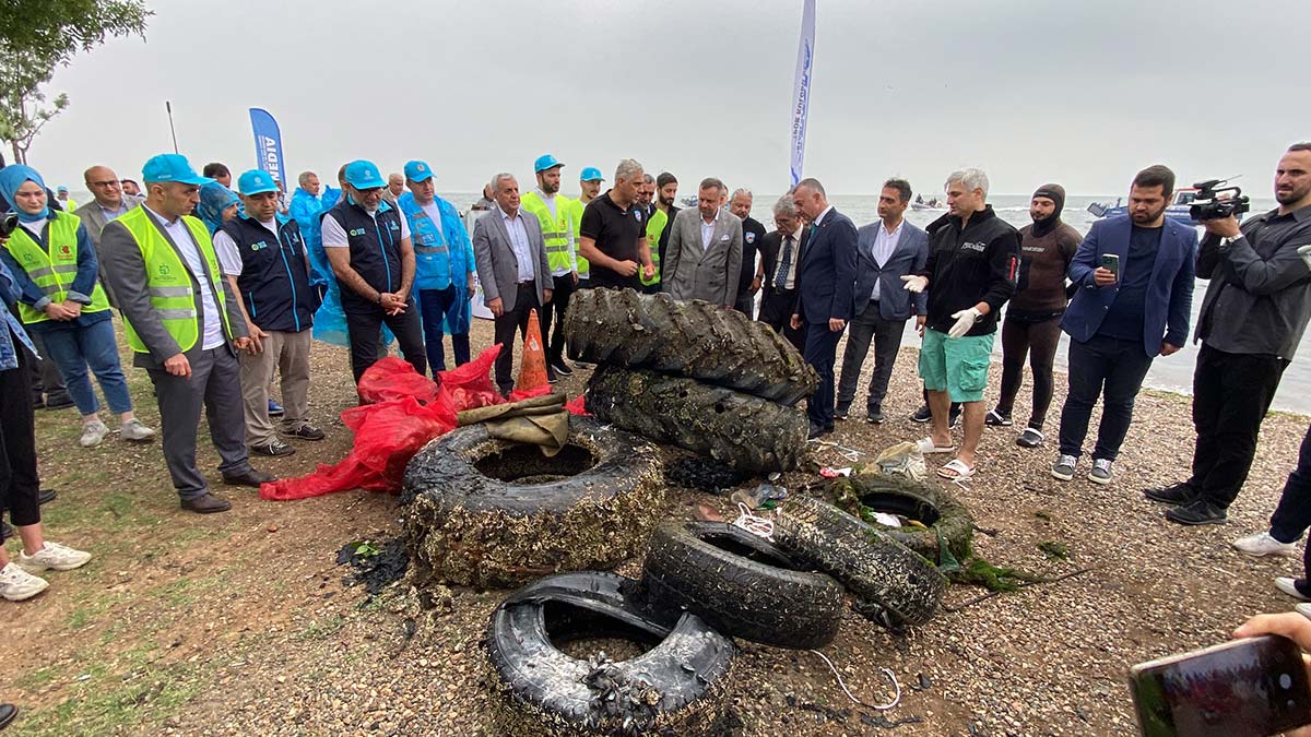 Dalgıçlar İzmit Körfezi'nde temizlik yaptı