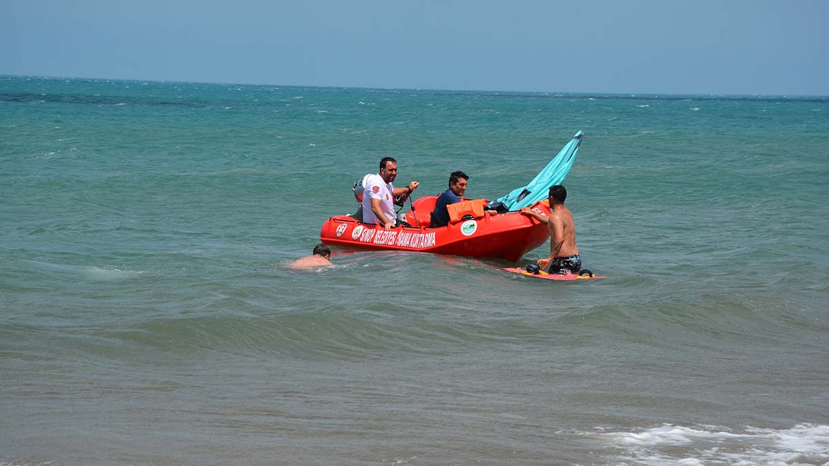 Denizde sürüklenen sörfçüye cankurtaran yardımı