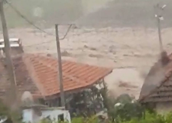 Denizli'de dereler taştı; evler su altında kaldı
